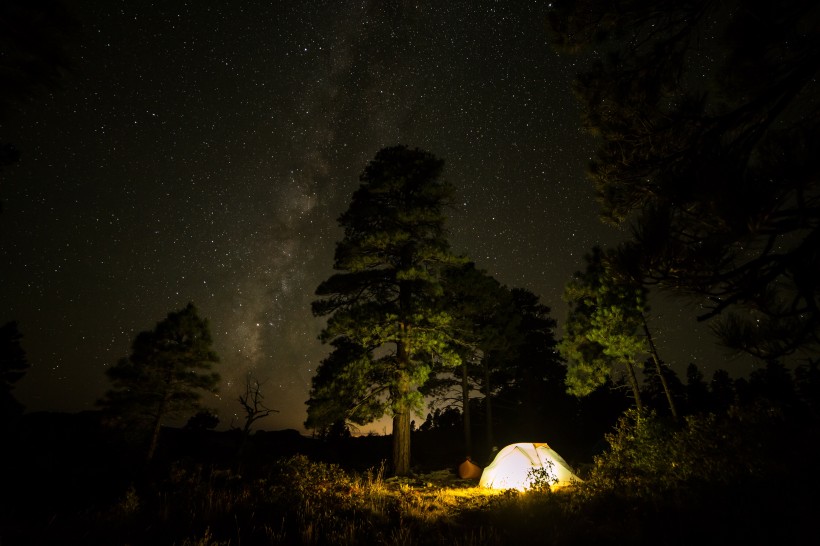 夜晚野外的帐篷图片