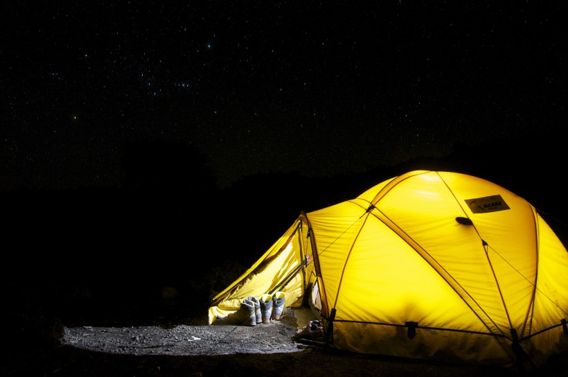 夜晚旅游露营帐篷图片