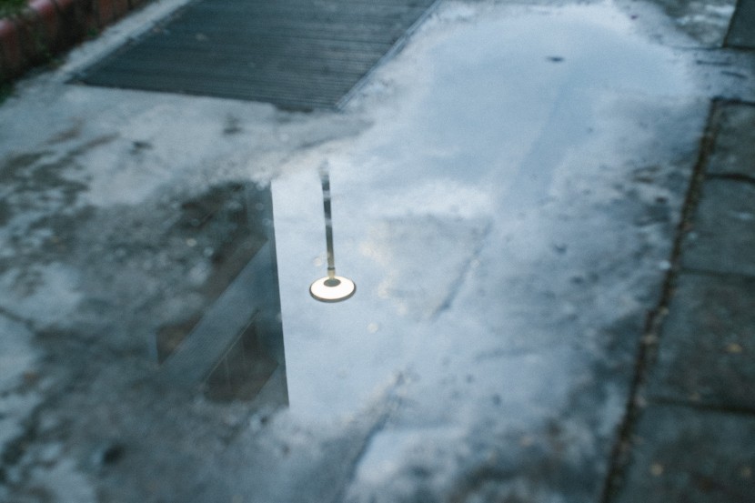 雨后積水的地面圖片