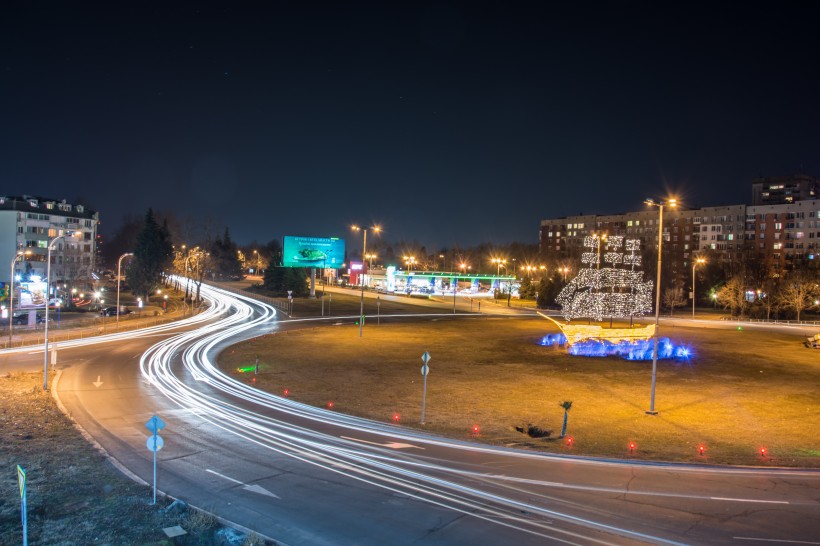 夜晚城市道路上的延時(shí)拍攝圖片