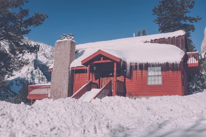 被雪覆盖的小屋图片