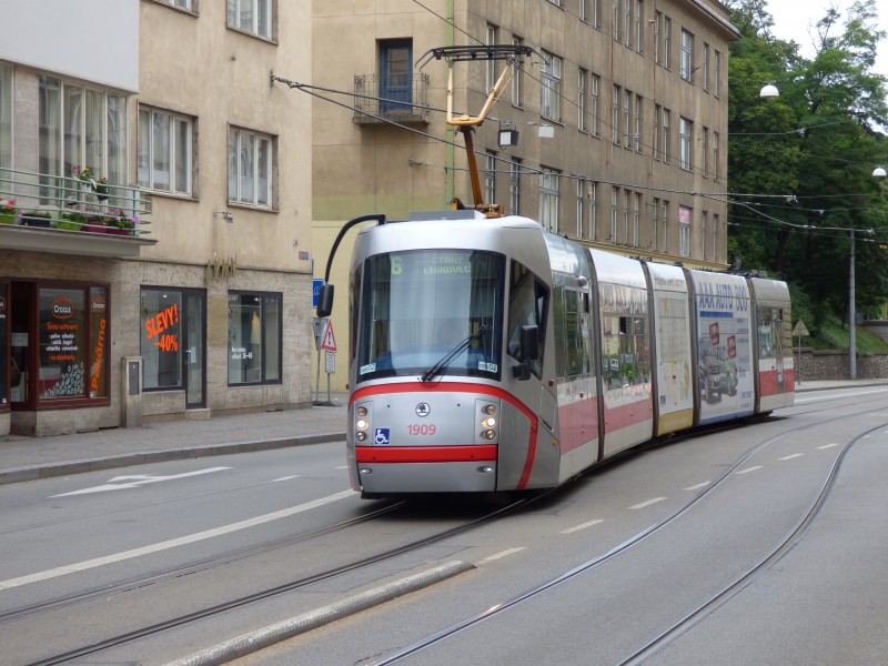 各種顏色的旅游電車圖片