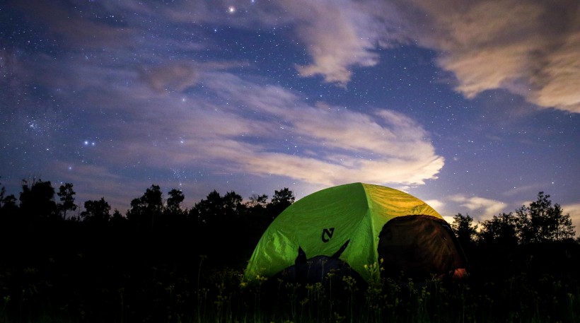 星空下的野外露營帳篷圖片