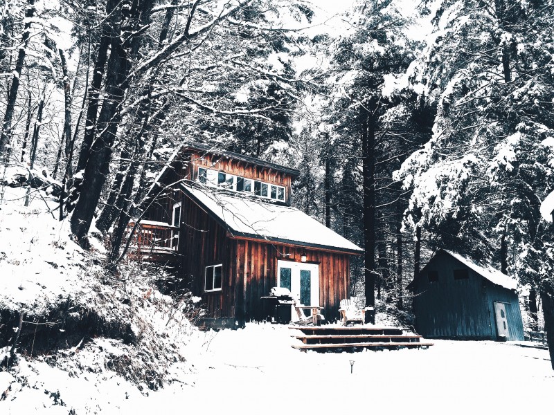 被雪覆盖的小屋图片