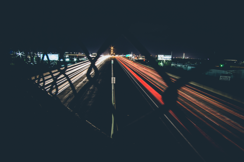 夜晚城市道路上的延时拍摄图片