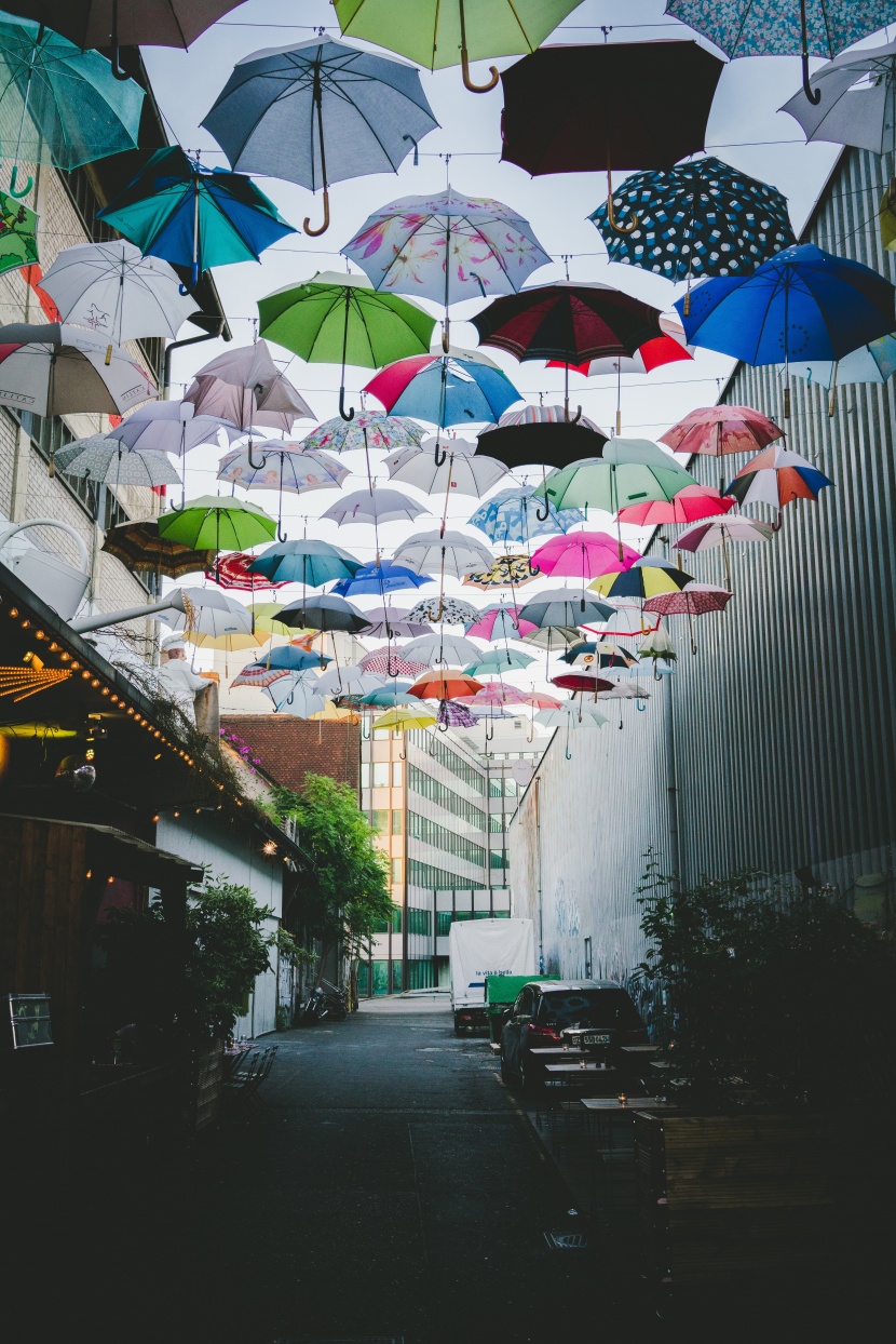 五顏六色的雨傘長廊圖片