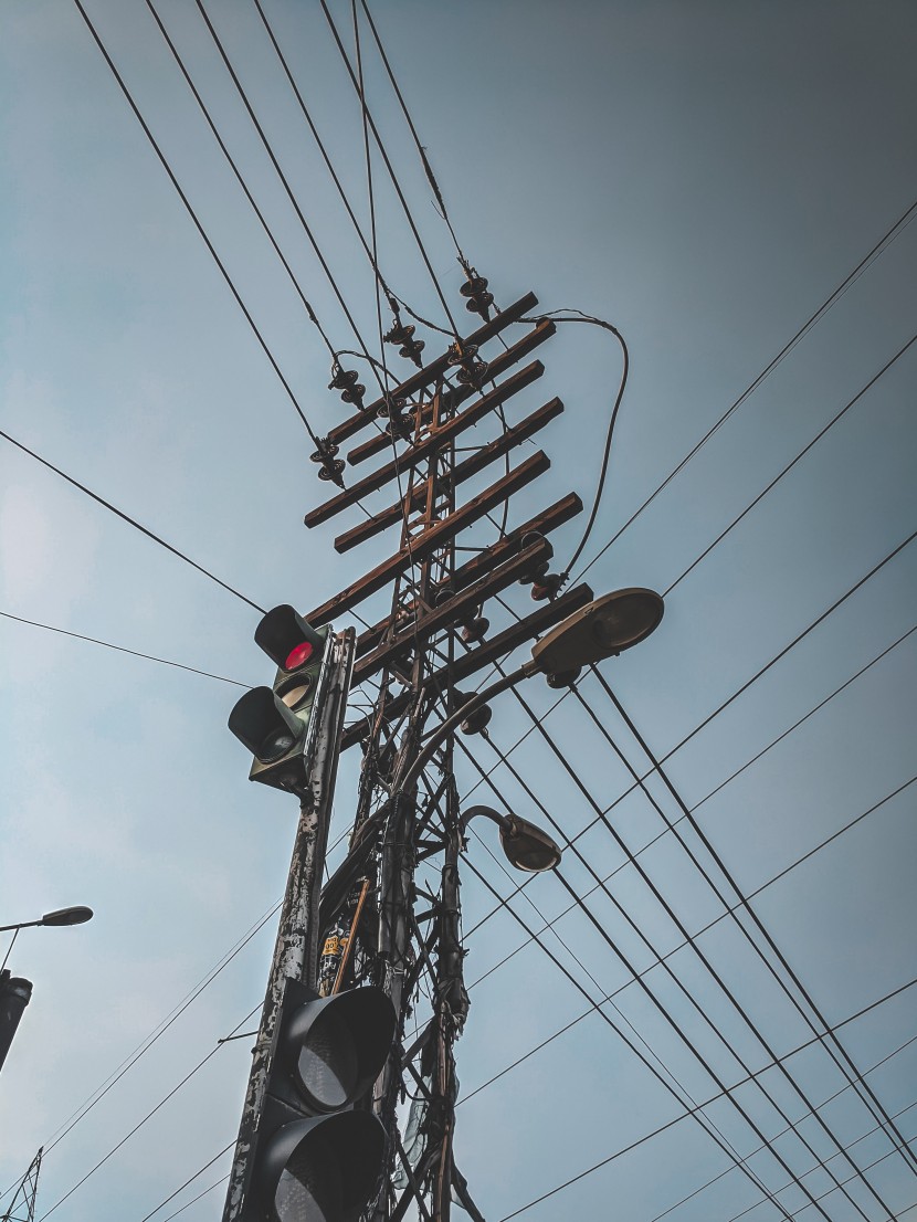 晴空下的電線桿圖片