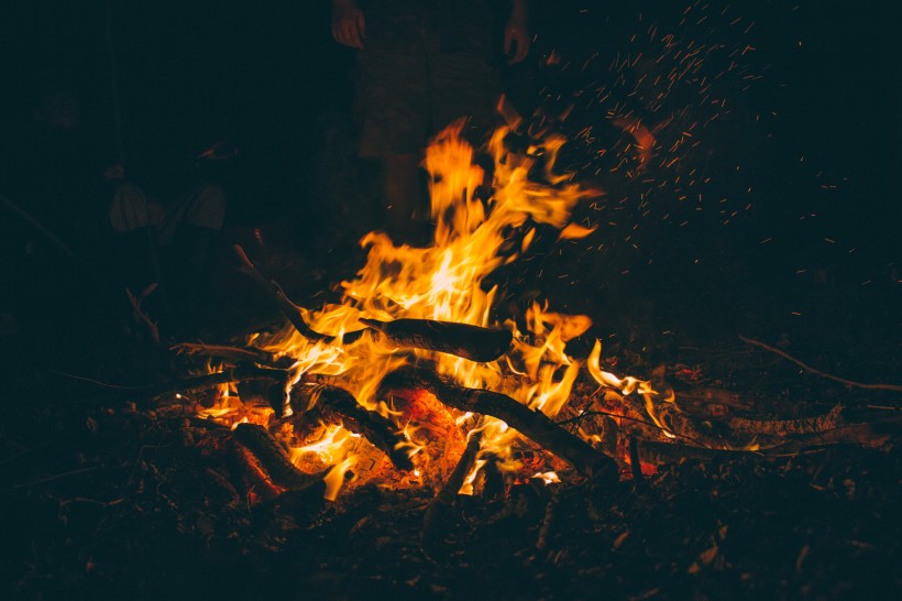 黑夜里的篝火图片