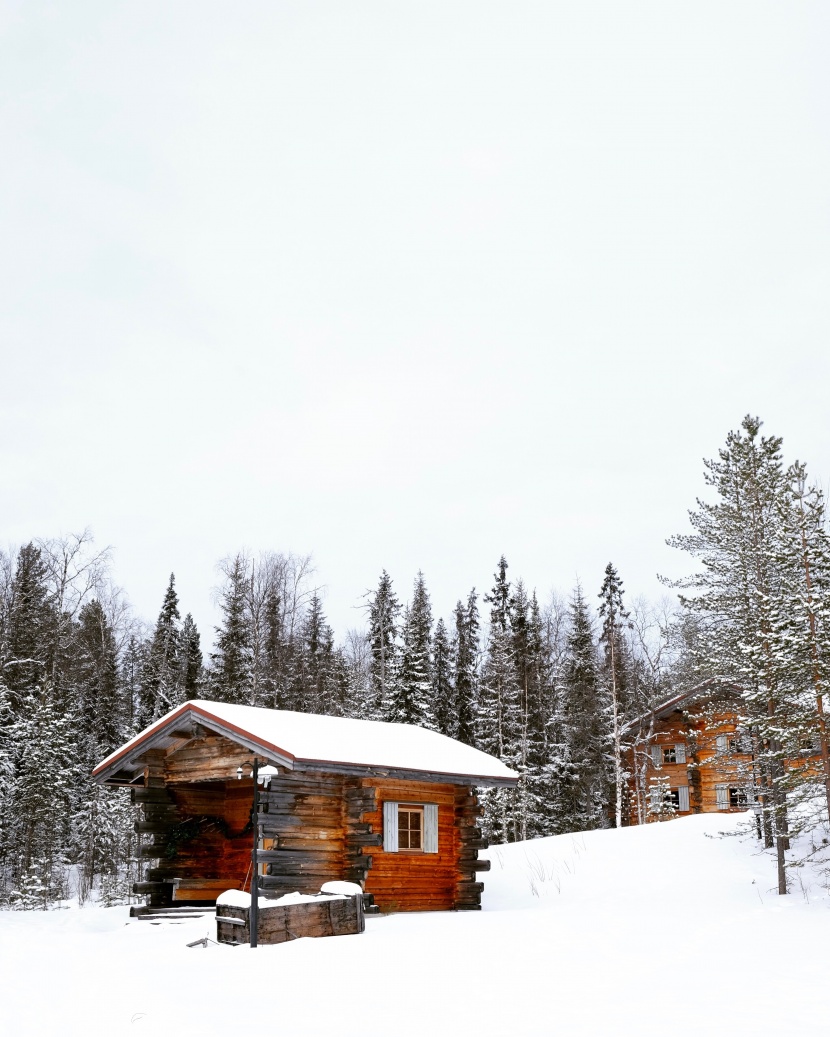 被雪覆蓋的小屋圖片