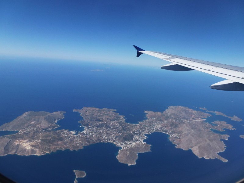 高空中的飛機機翼圖片