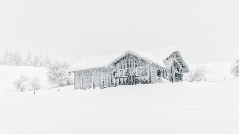 被雪覆盖的小屋图片