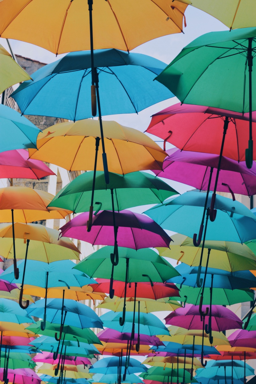 五颜六色的雨伞长廊图片