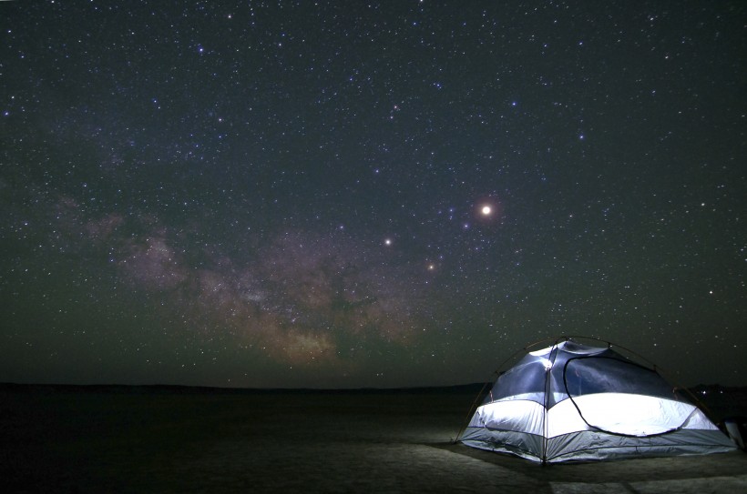 夜晚野外的帐篷图片