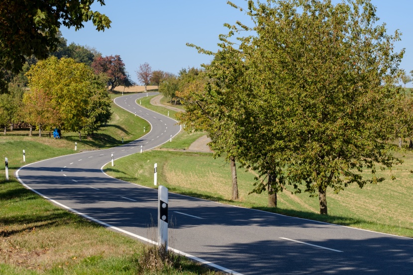 平坦蜿蜒的公路图片