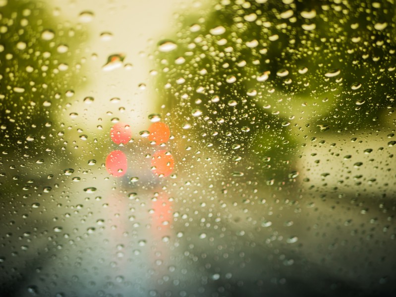 窗外的雨滴图片