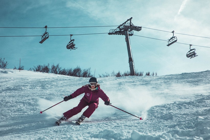 戶外滑雪運動圖片