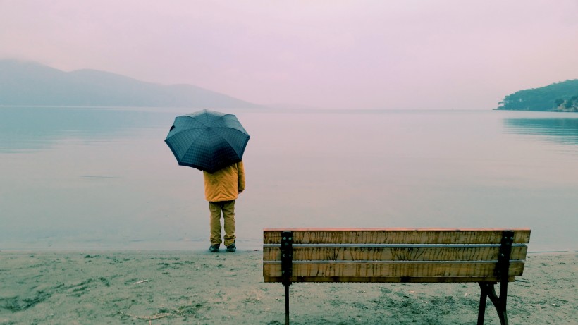 打著雨傘的人圖片