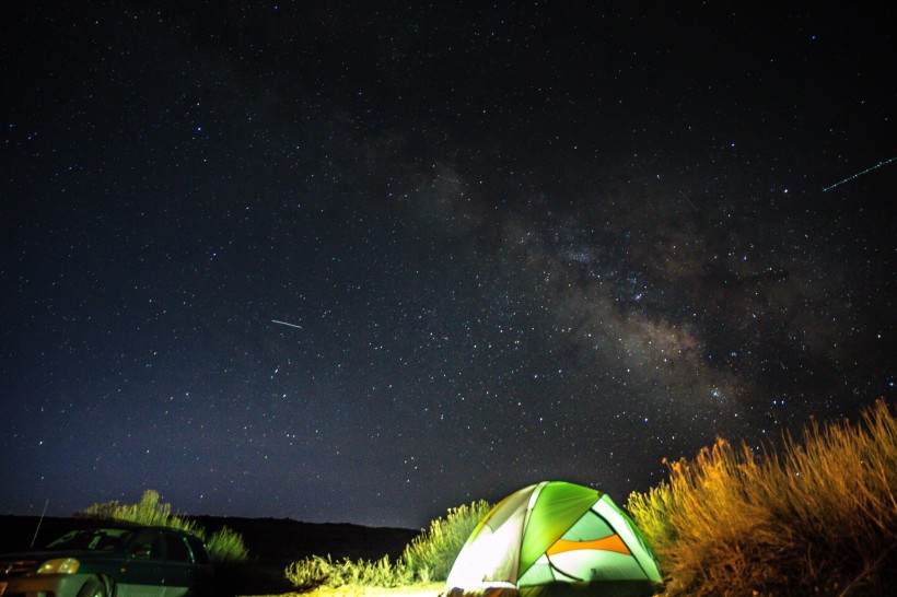 夜晚野外的帐篷图片