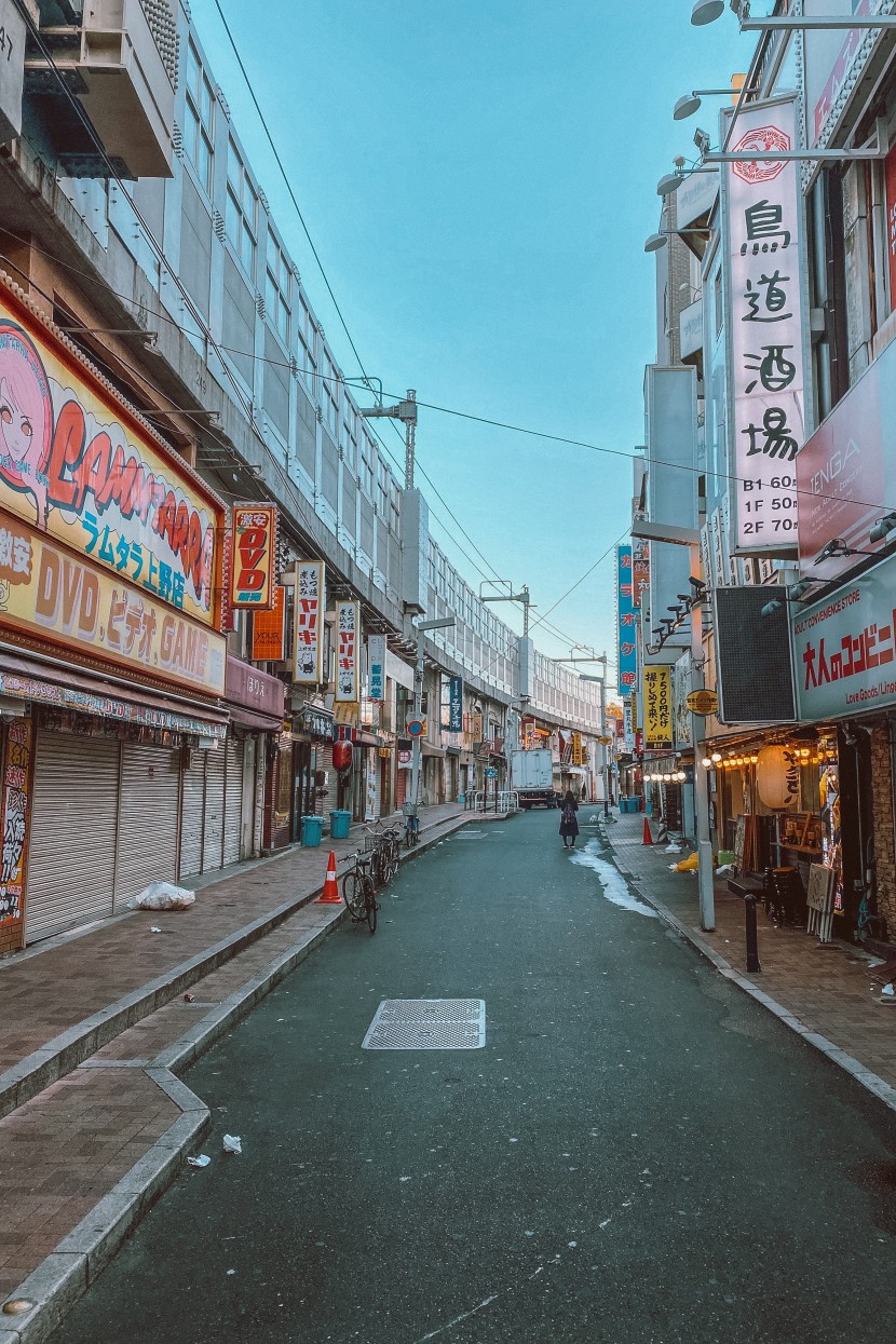 空荡荡的城市街道图片