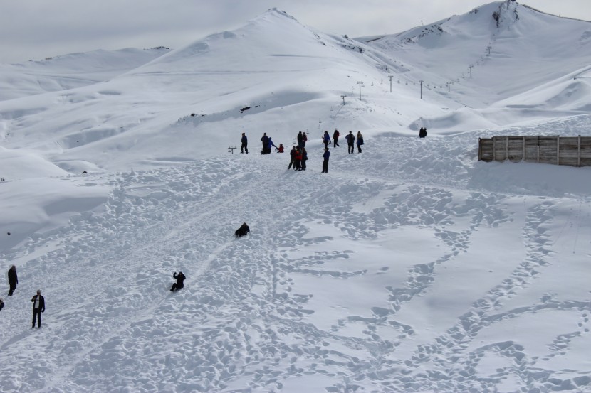 高山上的滑雪場圖片