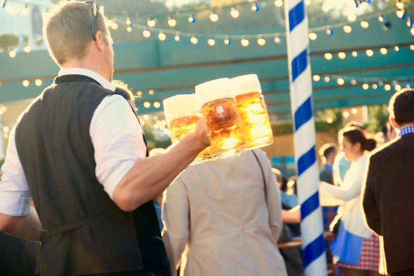 人山人海的慕尼黑啤酒节图片