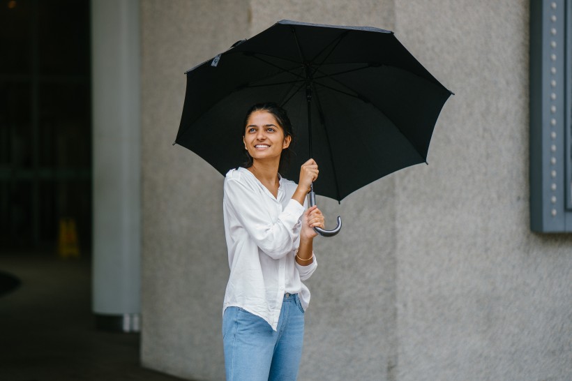 打著雨傘的人圖片