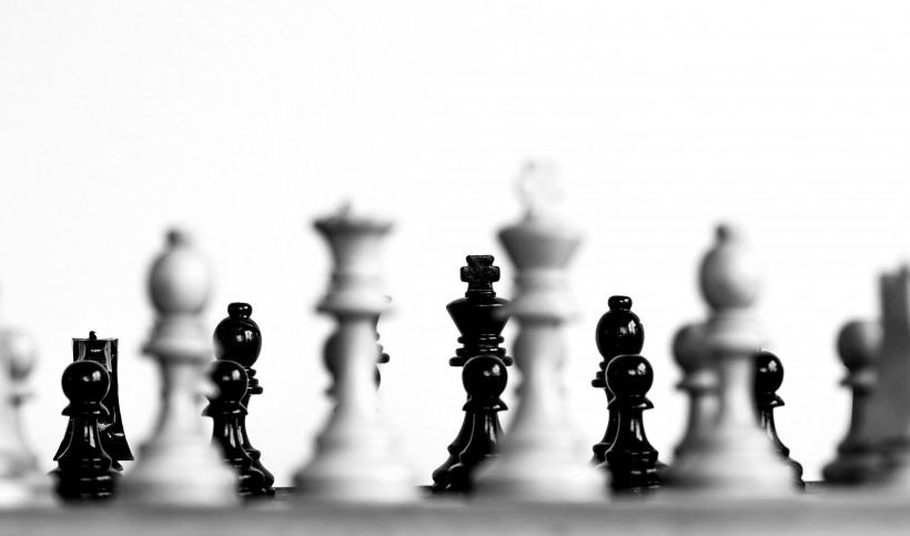 棋盘上的国际象棋图片