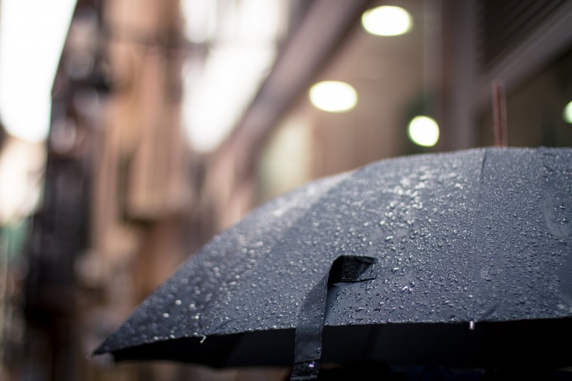 遮阳挡雨的雨伞图片