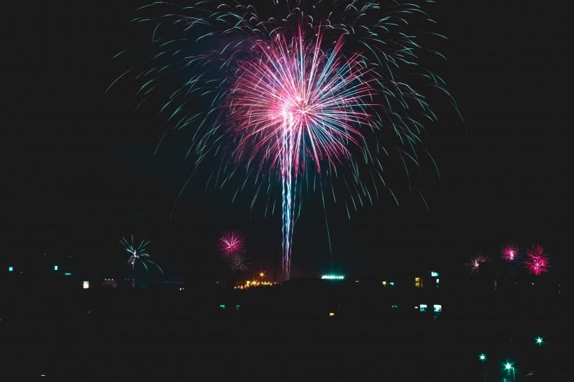 夜空中美丽的烟花图片