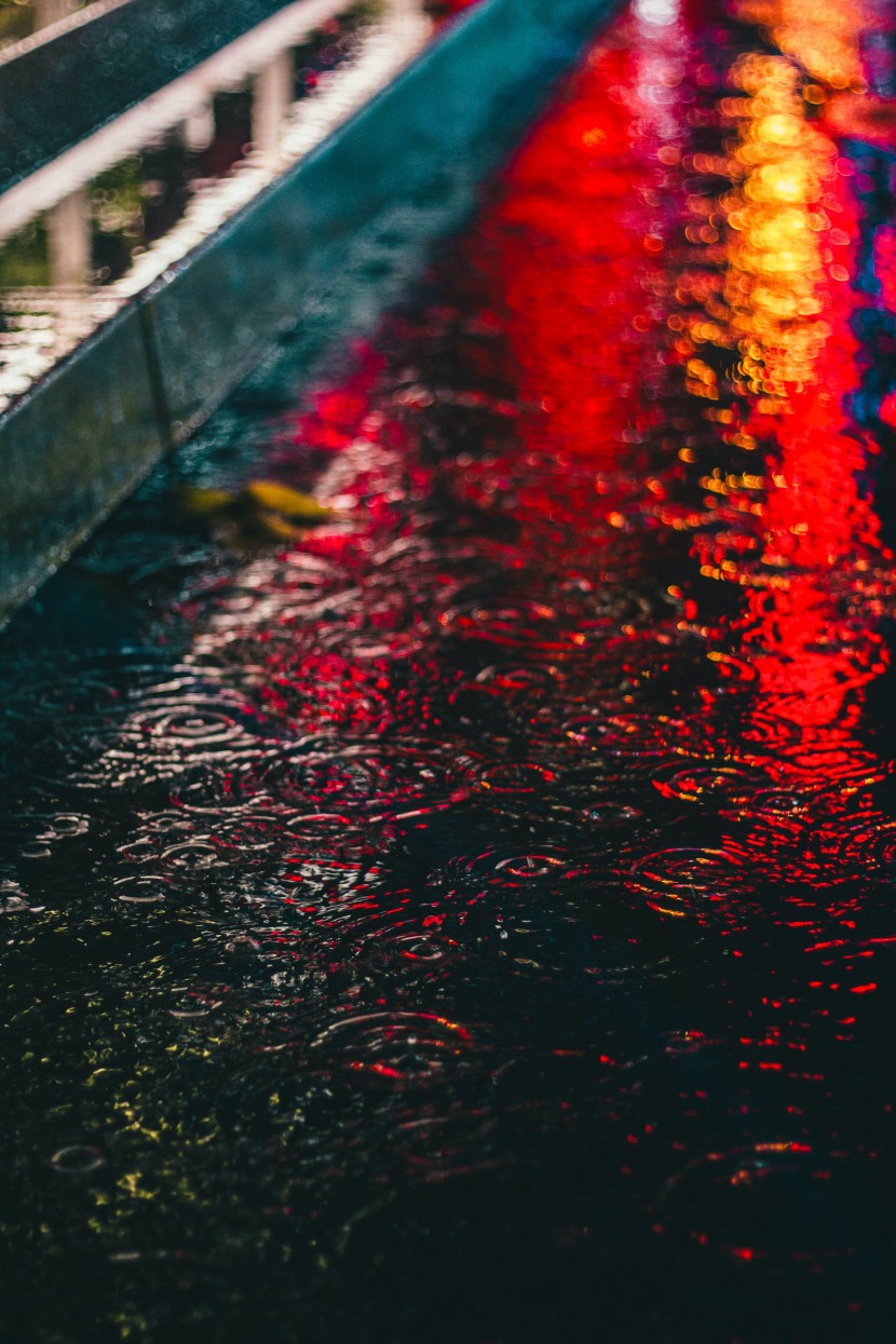 雨后地面的水坑图片