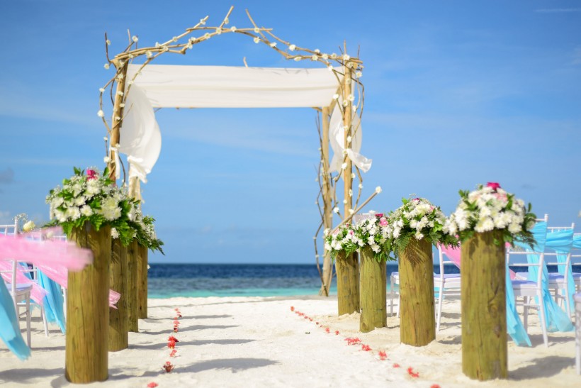 沙滩上的婚礼装饰图片