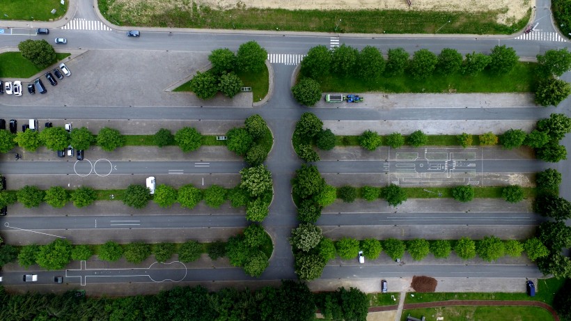 空旷的停车场图片