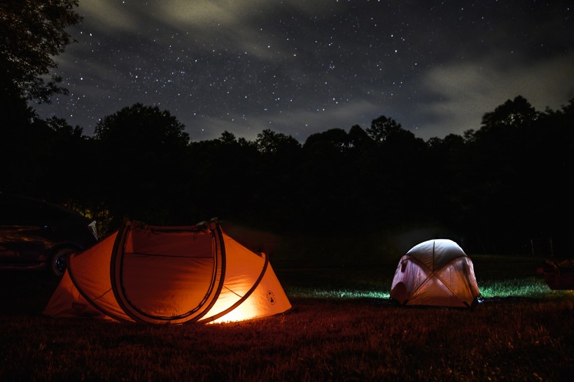 夜晚野外露营搭建的帐篷图片