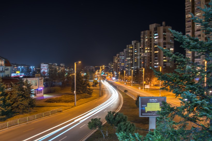 夜晚城市道路上的延时拍摄图片