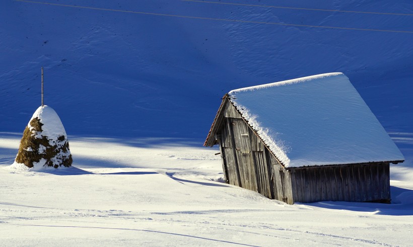 雪中的小屋图片