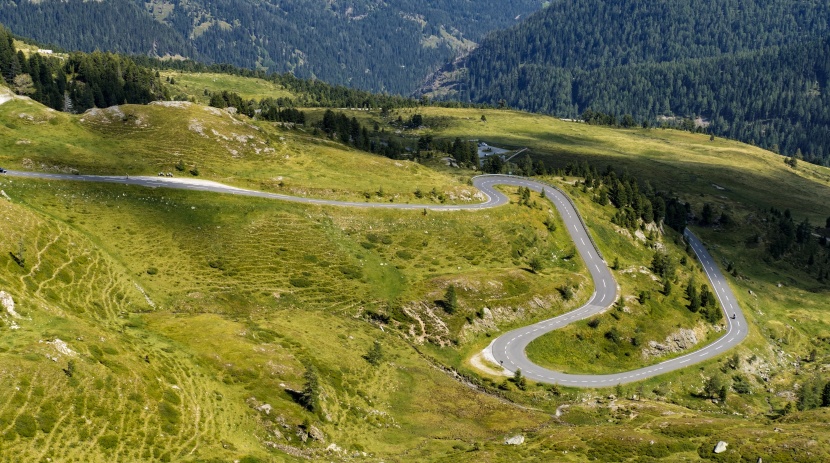 平坦蜿蜒的公路图片