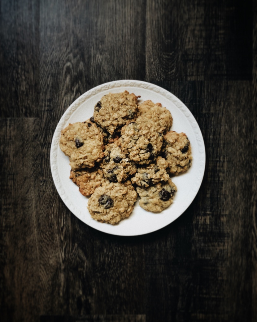 桌上的饼干图片