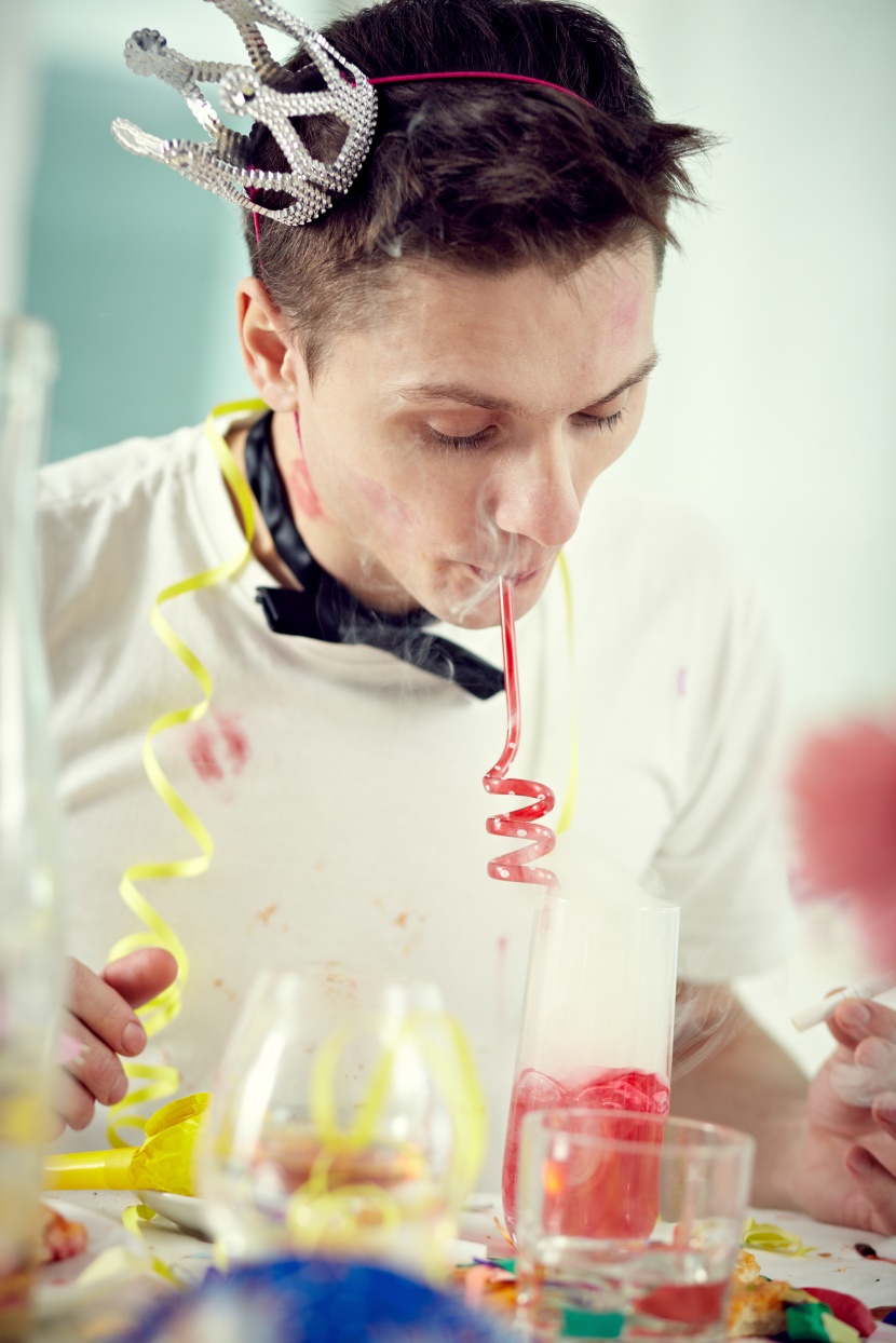 生日聚会上的搞怪男士图片