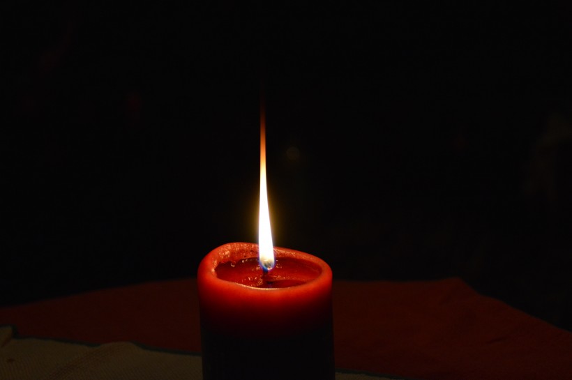 燃烧着的红蜡烛图片
