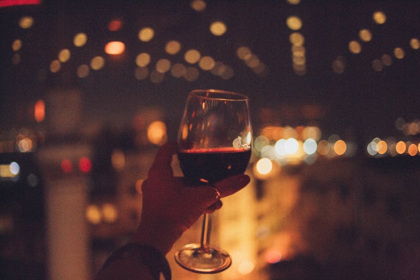 玻璃高脚杯里醉人的红酒图片