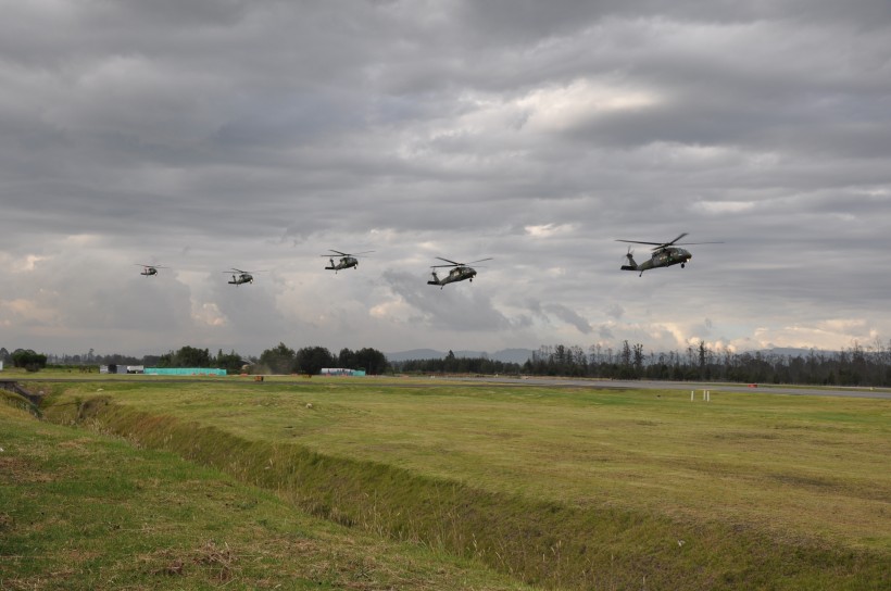 HH-60铺路鹰直升机图片