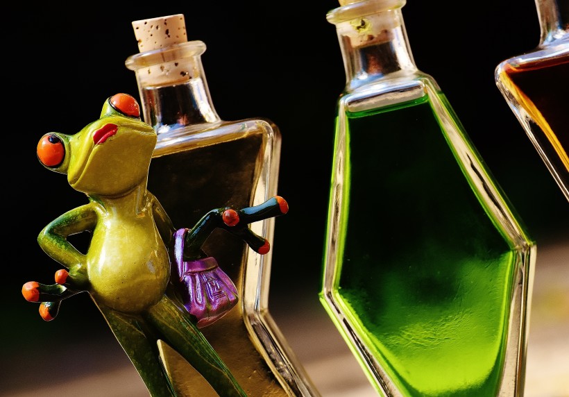青蛙玩具与鸡尾酒放在一起图片