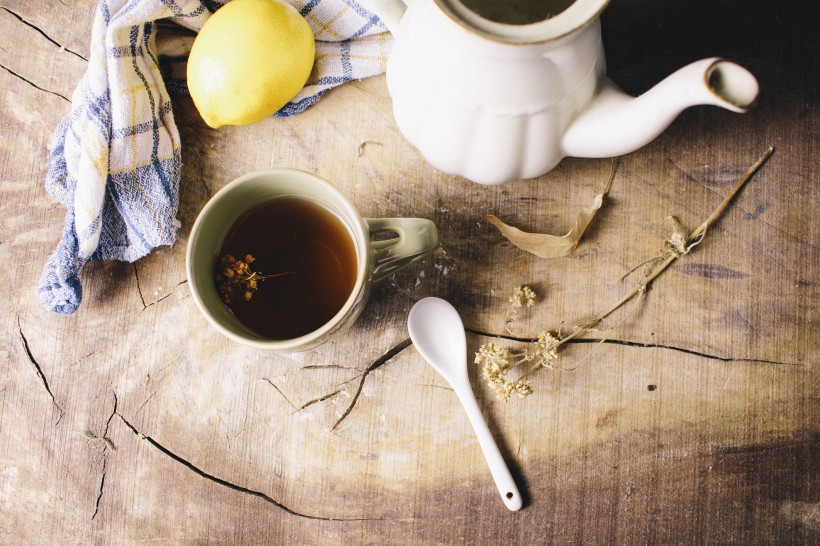 一杯茶和一个勺子图片