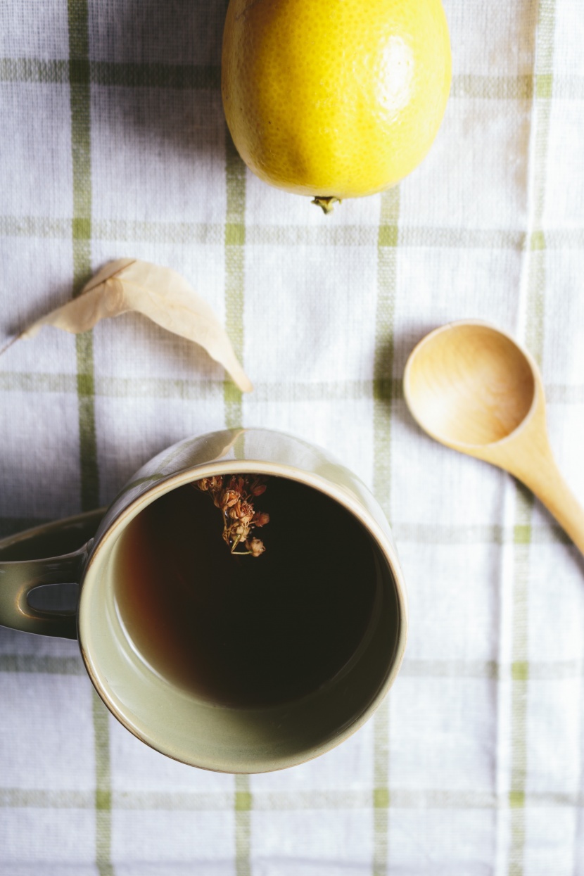 一杯茶和一个勺子图片