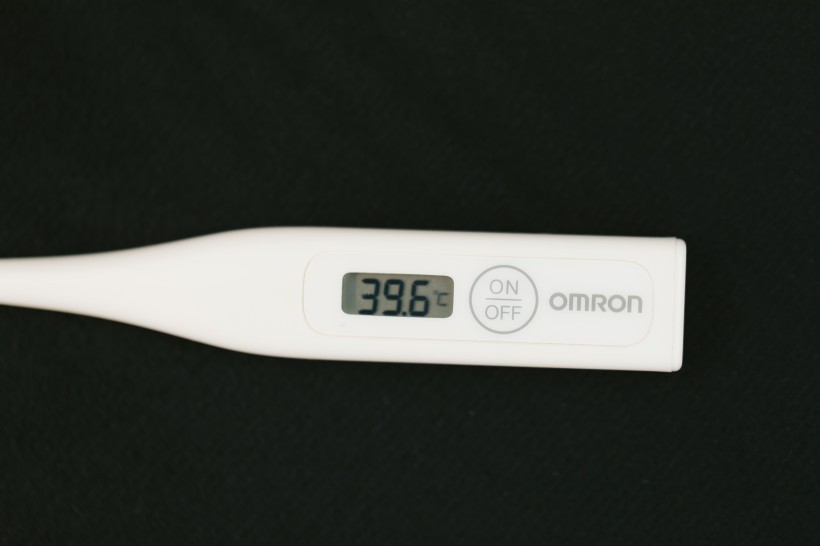 测量体温的数字体温计图片