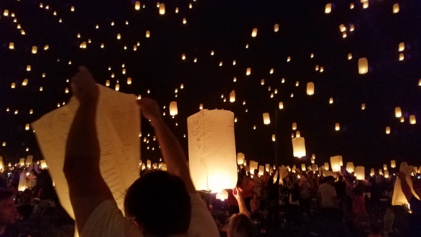 夜空中明亮的孔明灯图片