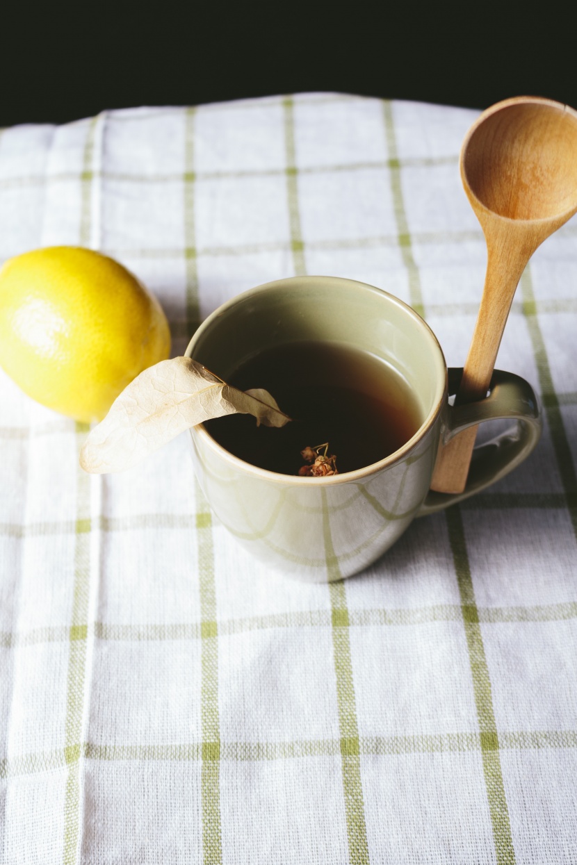 一杯茶和一个勺子图片