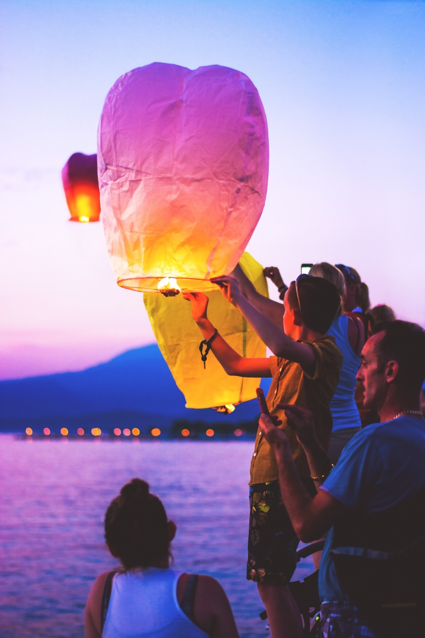 夜空中明亮的孔明灯图片