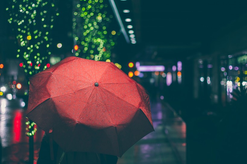 颜色各异的雨伞图片