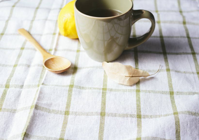 一杯茶和一个勺子图片